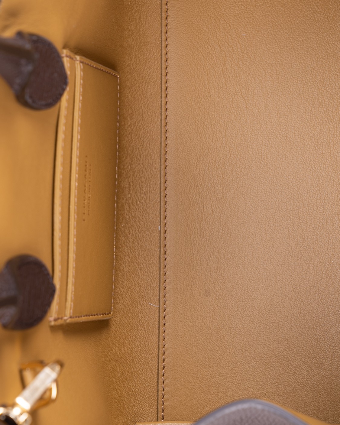 shop SALVATORE FERRAGAMO  Borsa: Salvatore Ferragamo mini bag "Hug".
Forme avvolgenti e stondate, con quadrante posteriore che abbraccia i soffietti laterali e si chiude sul davanti con fibbie Gancini in finitura dorata.
Chiusura interna con anello, il charm portachiavi e la tracolla rimovibile per una doppia opzione di styling.
Luce tracolla: 55 cm.
Dimensioni: Altezza 14.0 CM  Lunghezza 22.5 CM  Profondità 11.0 CM.
Composizione: vitello.
Made in Italy.. 215975 HUG MINI-778490 number 1544422